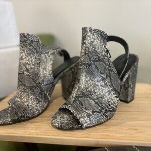 Snakeskin sandal 11M